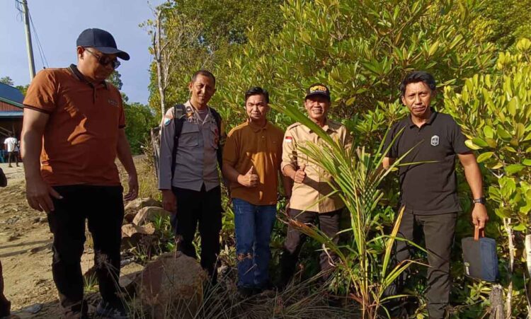 Anggota Dewan bersama perangkat Desa Tanam Delapan Pokok Tunas Kelapa