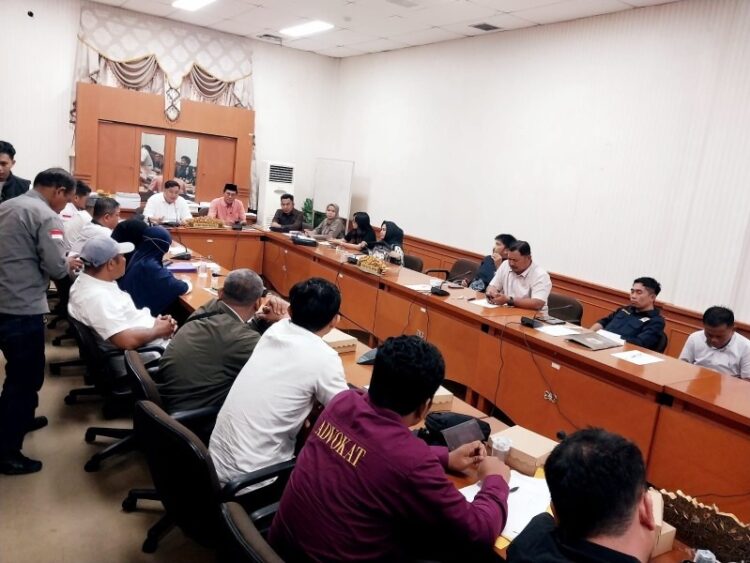 Sejumlah warga dan Ahli Waris Dari H. Pangeran Ismail Mendatangi Gedung DPRD Nunukan