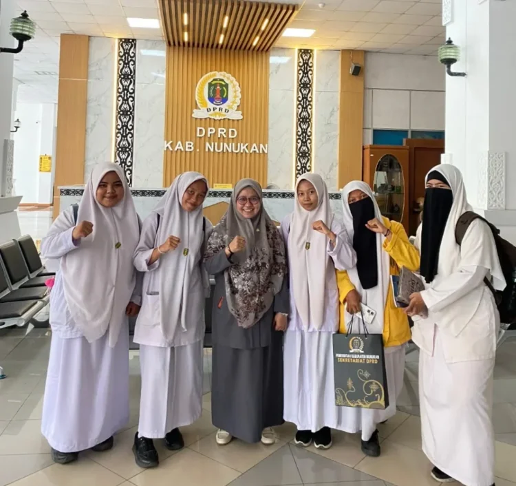Sejumlah Siswa SMA Muhammadiyah Nunukan Sambangi Kantor DPRD Nunukan